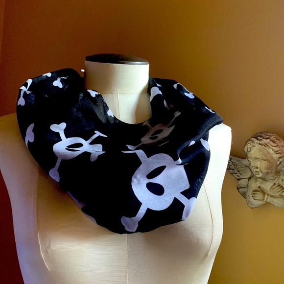Skulls women’s skull scarf 🧣 Halloween accessories écharpe unisex nwt - Picture 2 of 16